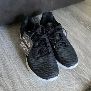 BRAND NEW Fila Shoes (Size: 8.5)